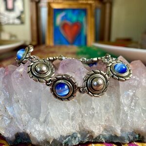 🌙 Vintage Silver & Blue Cat’s Eye Bracelet